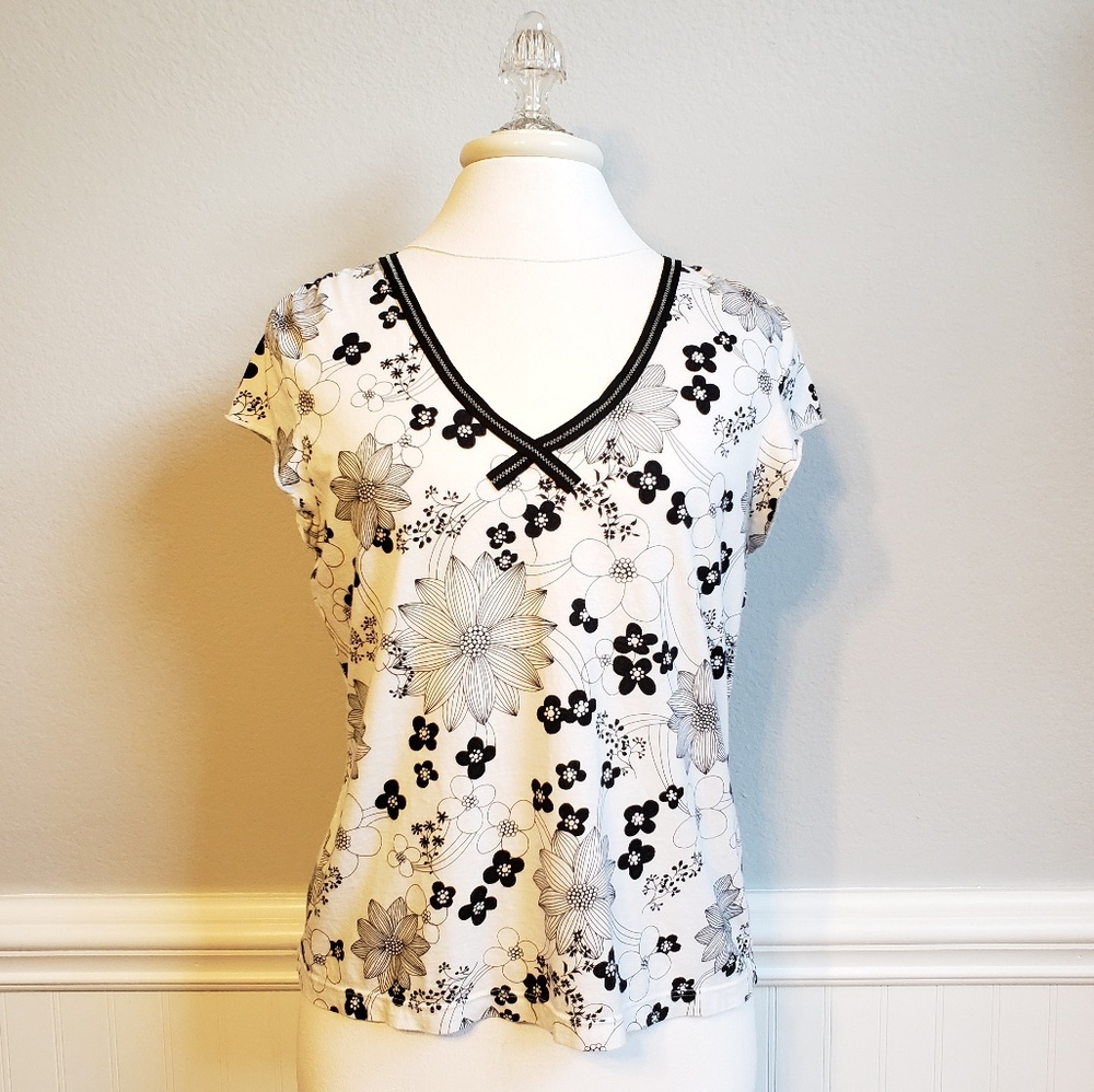 Black and white flower t-shirt